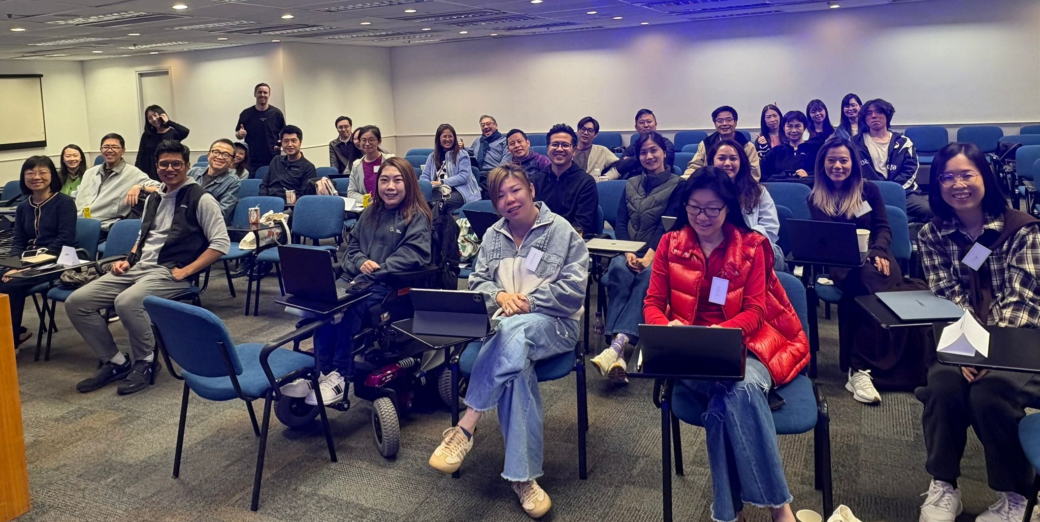 Keith Rumjahn conducting A.I. corporate training with a large group of 30+ students